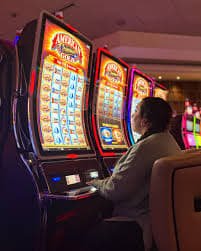 Meja blackjack dengan dealer profesional Pretty Gaming